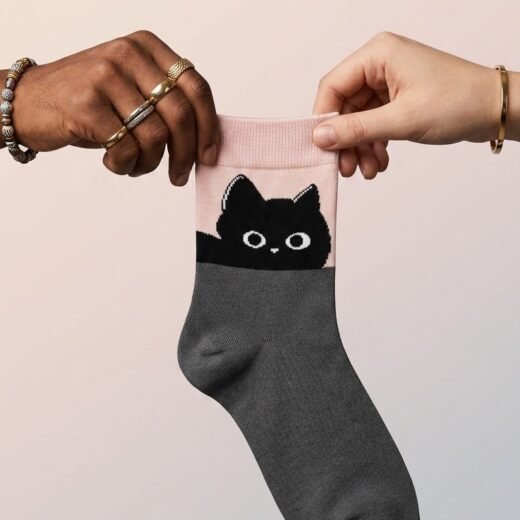 Calcetines con gatito escondido