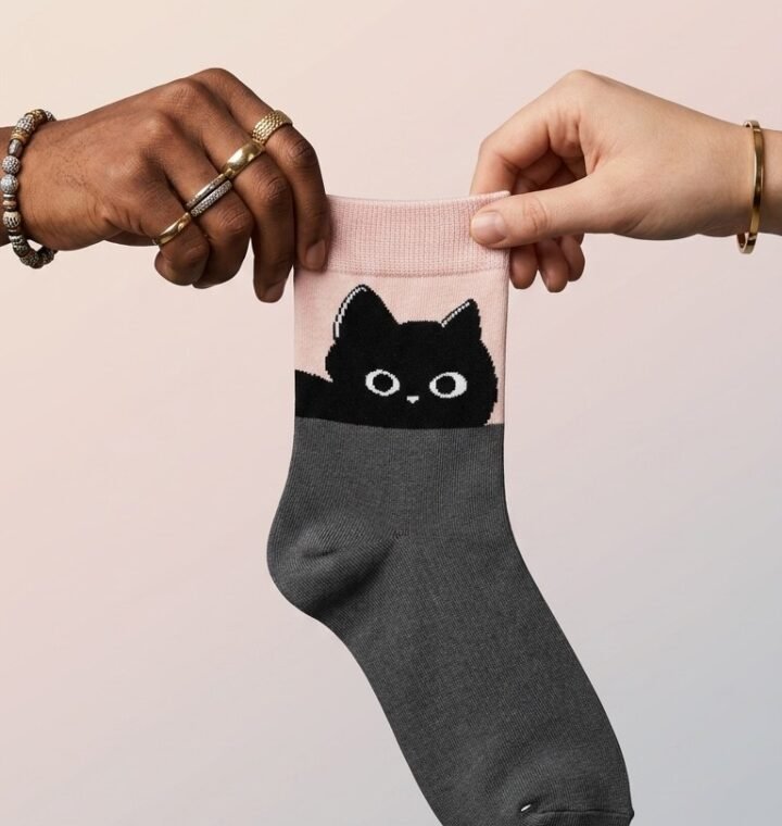 Calcetín gris y rosa con gato negro Gato Curioso Calzzito