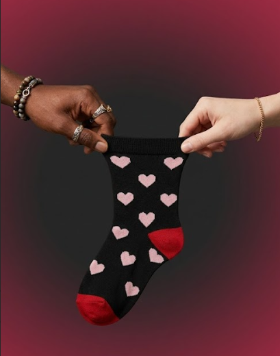 Calcetín negro con corazones rosas y detalles rojos Calzzito