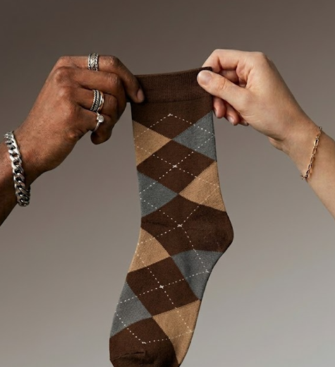 Calcetines de rombos en marrón chocolate, camel y gris con finas líneas punteadas. Un clásico cálido, elegante y fácil de combinar.