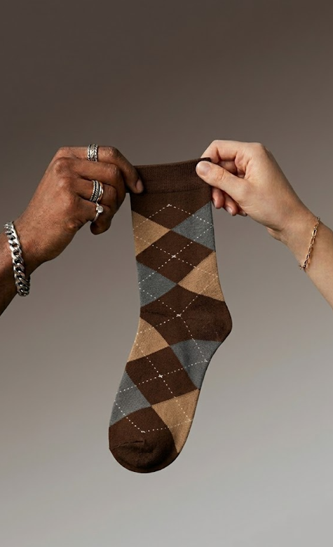 Calcetines de rombos en marrón chocolate, camel y gris con finas líneas punteadas. Un clásico cálido, elegante y fácil de combinar.