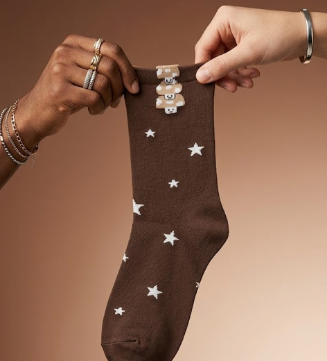 Calcetín marrón con estrellas blancas y Champiñón en relieve Calzzito