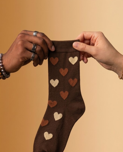 Calcetín marrón chocolate con corazones crema y caramelo Calzzito