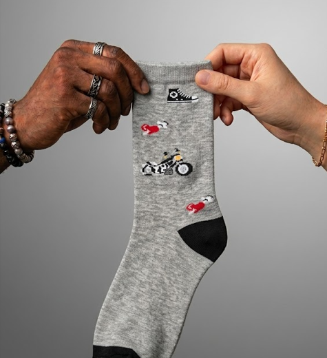 Calcetín gris con motocicleta zapatilla y guantes rojos Calzzito