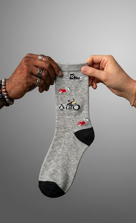 Calcetín gris con motocicleta zapatilla y guantes rojos Calzzito