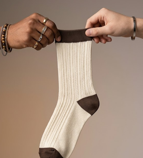 Calcetín blanco crema de canalé con detalles marrón chocolate Calzzito