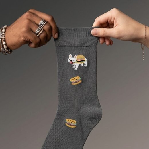 Calcetines gris oscuro con perro y hamburguesa