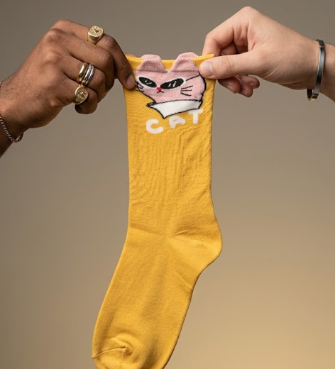Calcetín amarillo con gato rosa y texto CAT Calzzito