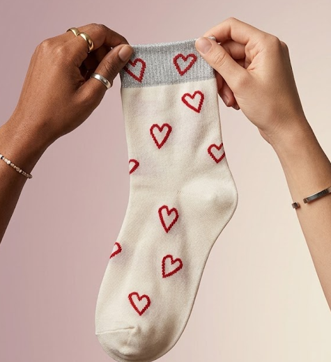 Calcetín blanco crema con corazones rojos Calzzito