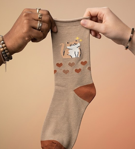 Calcetín beige con pareja de gatos y corazones Calzzito