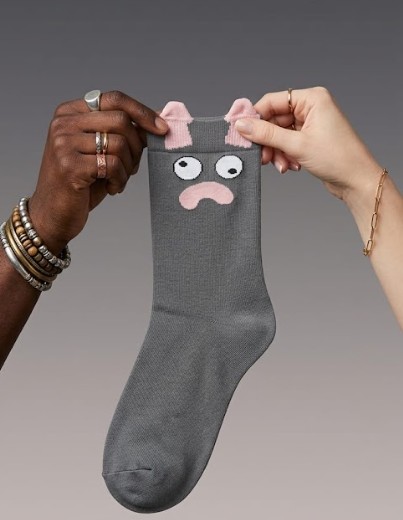 Calcetines Grises Monstruito Preocupado