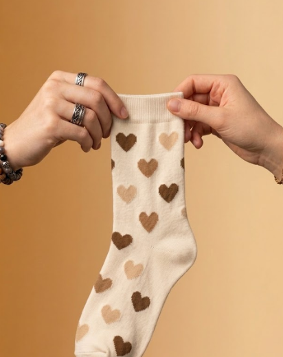 Calcetín blanco cálido con corazones beige y marrones Calzzito