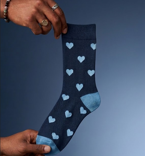 Calcetín azul marino con corazones azul cielo Calzzito