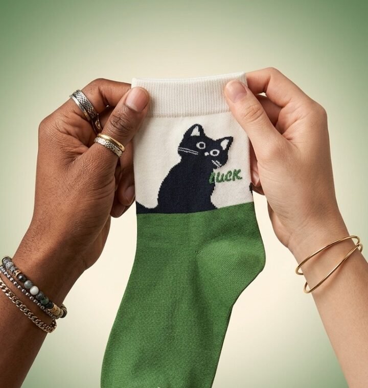 Calcetín verde y crema con gato negro Gato Sin Filtros Calzzito