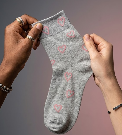 Calcetín gris claro con corazones de contorno rosa Calzzito