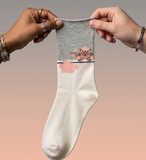 Calcetín gris y blanco con gatita y flor rosa Calzzito