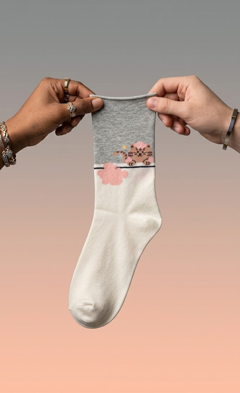 Calcetín gris y blanco con gatita y flor rosa Calzzito