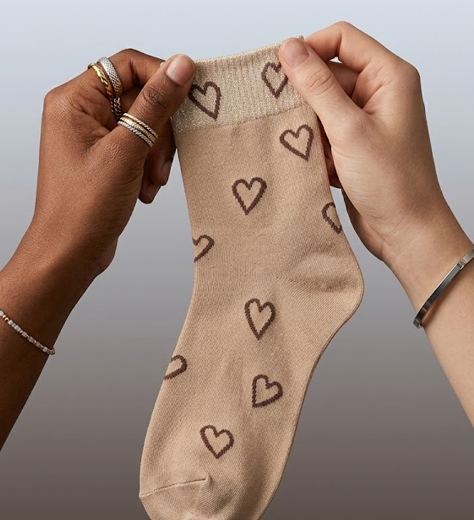 Calcetín beige con corazones de contorno marrón Calzzito