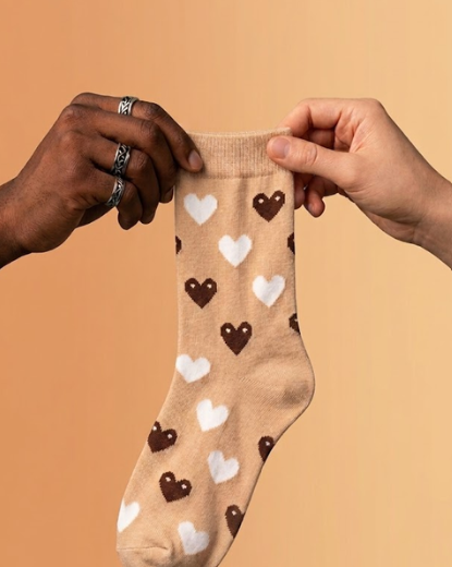 Calcetín beige con corazones blancos y marrón chocolate Calzzito