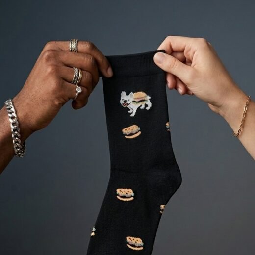 Calcetines negros con perro y hamburguesa