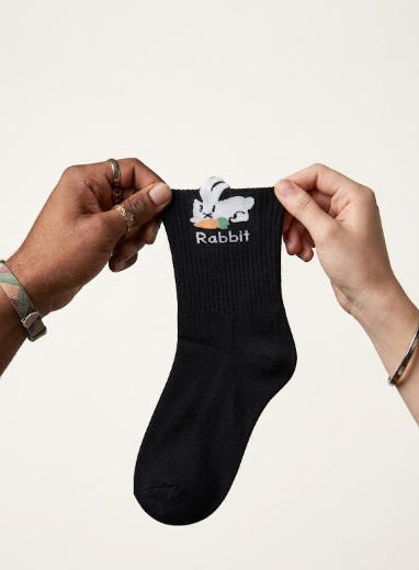 Calcetines negros con conejo blanco y texto Rabbit Calzzito