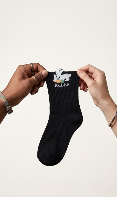 Calcetines negros con conejo blanco y texto Rabbit Calzzito