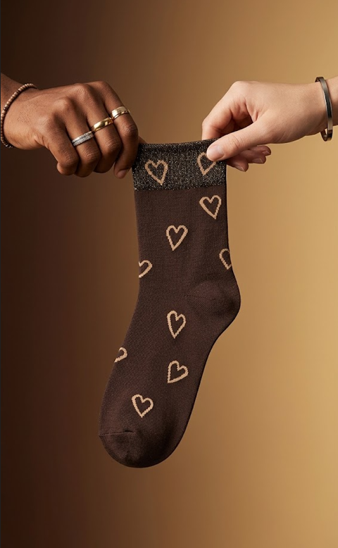 Calcetín marrón chocolate con corazones beige Calzzito