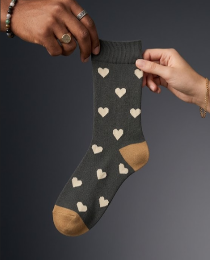 Calcetín gris verdoso con corazones crema y detalles camel Calzzito
