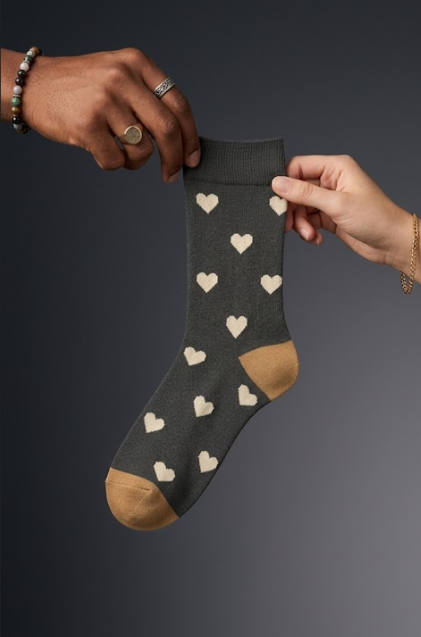 Calcetín gris verdoso con corazones crema y detalles camel Calzzito